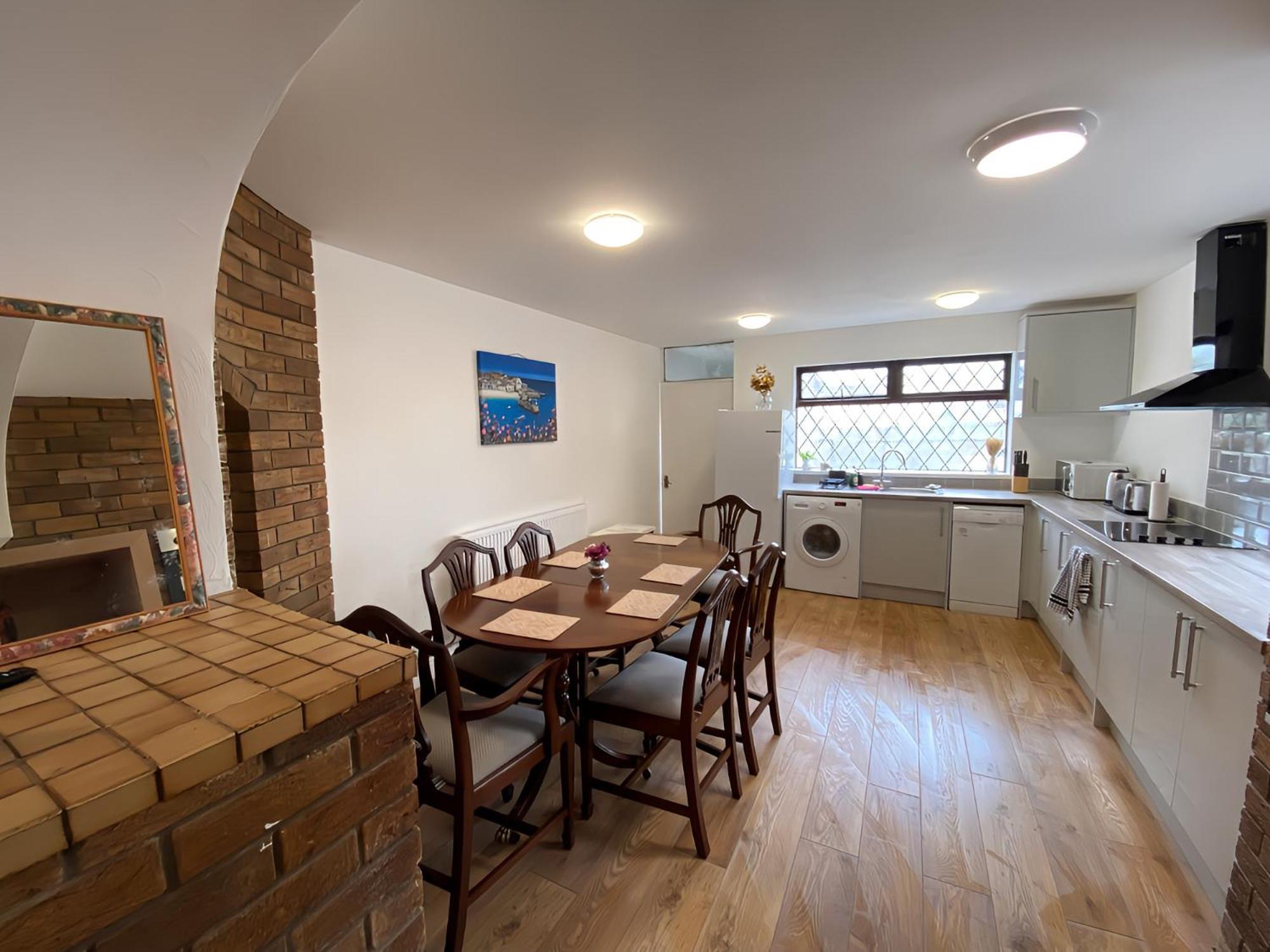 4-Bedroom Home - Perfect For Those Working In Bridgend - By Tailored Accommodation מראה חיצוני תמונה